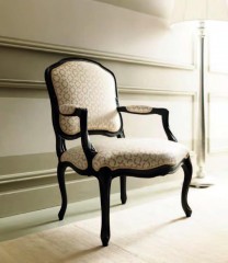 Черно-белое кресло с мягкими вставками на подлокотниках - mto/131