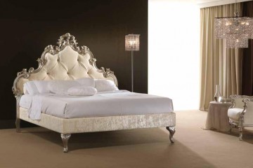 Кровать в бархатной обивке цвета слоновой кости с фигурным изголовьем в резном серебристом обрамлении - pma/162