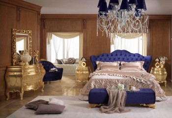 Кровать в синей бархатной обивке с фигурным изголовьем, украшенным каретной стяжкой - pma/095