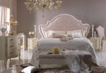 Кровать с большим фигурным изголовьем, обтянутым нежно-розовым шелком с узорами - pma/117