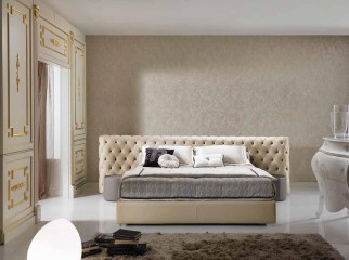 Двуспальная кровать с широким низким изголовьем, декорированным стяжкой - капитоне - pma/105