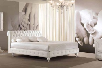 Белая кожаная кровать с мягким изголовьем с валиком, украшенным каретной стяжкой - pma/142