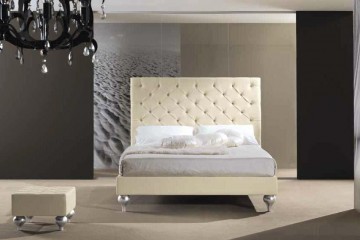 Кровать с высоким мягким изголовьем в обивке цвета слоновой кости на фигурных серебристых ножках - pma/134