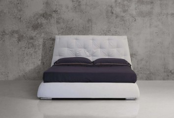 Кровать в белой текстильной обивке с декорированным мягким изголовьем - pma/016