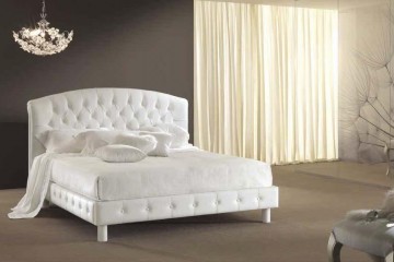 Белая кровать на прямых ножках, украшенная каретной стяжкой - pma/144