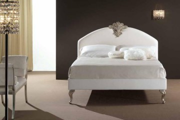 Белая кровать с мягким изголовьем, декорированным серебристой аппликацией - pma/159