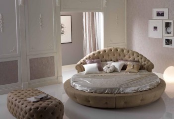 Большая круглая кровать в кожаной бежевой обивке с каретной стяжкой - pma/108