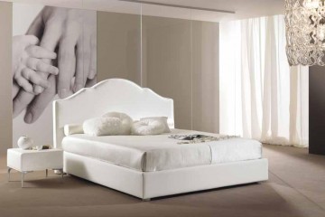 Кровать-подиум с высоким фигурным изголовьем в белой обивке - pma/139