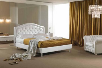 Белоснежная кровать с мягким изголовьем, украшенным каретной стяжкой - pma/127