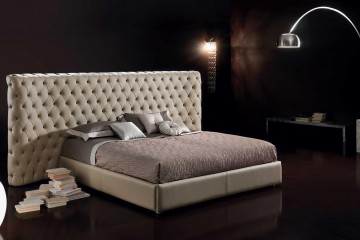 Кровать в кожаной бежевой обивке с широким изголовьем с каретной стяжкой - pma/104