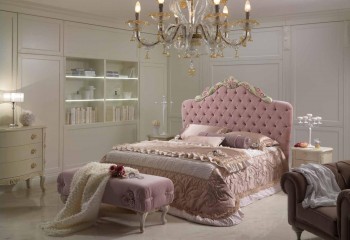 Двуспальная кровать с высоким розовым изголовьем с каретной стяжкой, оформленной разноцветной резьбой - pma/110