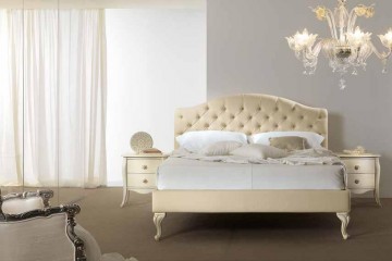 Кровать в кожаной обивке сливочного оттенка с каретной стяжкой на мягком изголовье - pma/129