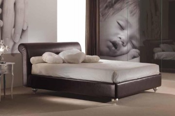 Темно-коричневая кожаная кровать с мягким изголовьем на фигурных серебристых ножках - pma/149