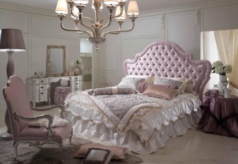 Большая двуспальная кровать с высоким фигурным изголовьем в розовой обивке с каретной стяжкой - pma/116