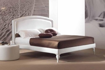 Белая кровать на фигурных угловых ножках с полукруглым мягким изголовьем - pma/153