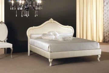 Дизайнерская кровать в обивке цвета слоновой кости на коротких ножках-кабриолях - pma/161