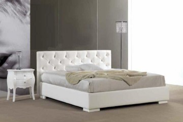Белоснежная двуспальная кровать с низким мягким изголовьем с каретной стяжкой - pma/133