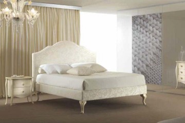 Кровать на ножках-кабриолях в текстильной обивке цвета слоновой кости с вышивкой - pma/140