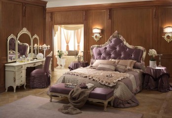 Стильная кровать с фигурным лиловым изголовьем, украшенным каретной стяжкой и разноцветной резьбой - pma/113