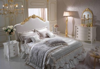 Кровать с фигурным белым изголовьем, декорированным позолоченной резьбой - pma/111