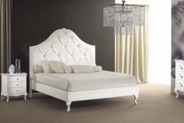 Белая кровать на ножках с декорированным фигурным изголовьем - pma/138