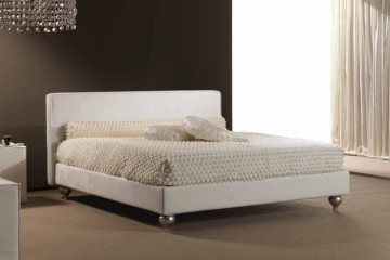 Светлая кровать с низким прямоугольным изголовьем на фигурных металлических ножках - pma/156