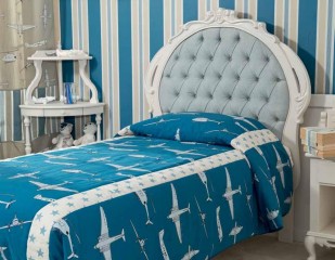 Белая кровать с круглым мягким изголовьем, обтянутым серо-голубым текстилем с каретной стяжкой - pma/298