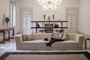 Большой диван с декорированным основанием в обивке из бежевого нубука - lgh/228