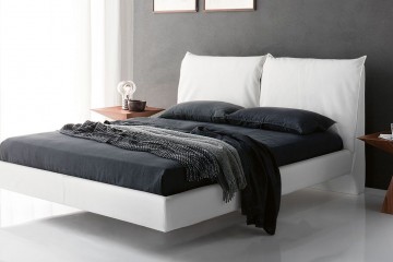 Кровать в белой кожаной обивке с мягкими подушками в изголовье - ctn/463