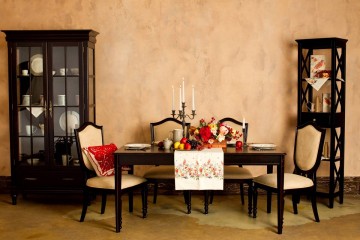 Дизайнерская черная столовая со светлыми стульями - ynl/278