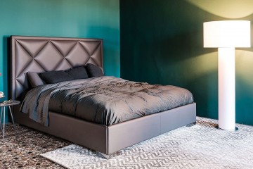 Коричневая кожаная кровать с декорированным мягким изголовьем - ctn/468