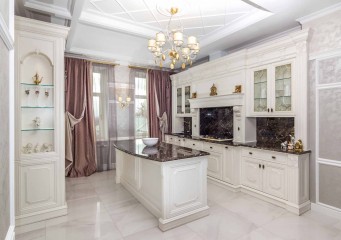 Белая кухня с рельефной резьбой и коричневой мраморной отделкой - prt/272