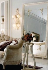 Большое напольное зеркало в белой резной раме с декорированной поверхностью - std/038