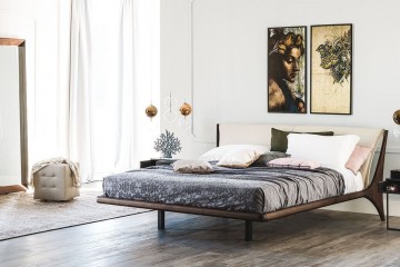 Кровать из массива с мягким изголовьем в отделке бежевой кожей - ctn/466