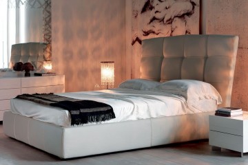 Светлая кожаная кровать с мягким стеганым изголовьем - ctn/464