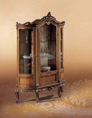 Резная классическая витрина с фигурным топом на ножках-кабриолях - acp/507