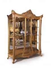Двухдверная бежевая витрина с фигурным резным топом - ezb/226