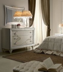 Настенное зеркало в фигурной серебристой раме - mdg/0841