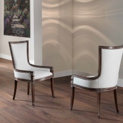 Белый стул на коричневом каркасе с кантом из серебристых гвоздиков - mdg/0961