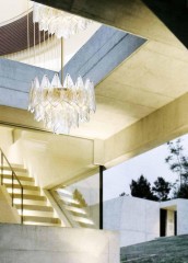 Люстра на позолоченном каркасе с каскадным плафоном из стеклянных ромбов - lmo/090