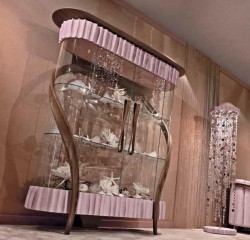 Розовый торшер с длинными подвесками из кристаллов и металлических дисков - riv/480