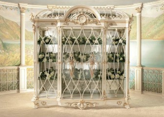 Четырехдверная декорированная витрина с застекленным куполом - riv/107