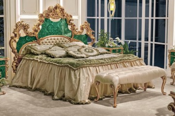 Двуспальная кровать с фигурным малахитовым изголовьем в массивном резном обрамлении - riv/357