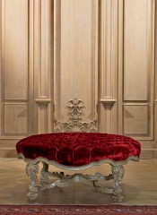 Алый бархатный пуф на светлом резном основании - pvz/595