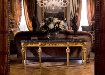 Широкая консоль с черной мраморной столешницей на позолоченном основании - pvz/108