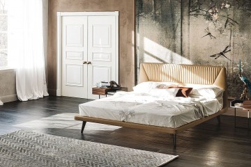 Двуспальная кровать с декорированным изголовьем в коричневой кожаной обивке - ctn/445