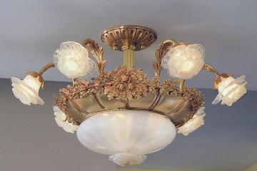 Светлая люстра с 6 розами на латунном каркасе с растительным декором - pos/371