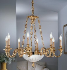 Подвесная позолоченная люстра с полусферой из сатинированного стекла и 8 бежевыми свечами - pos/354