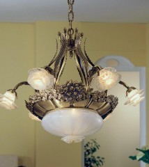 Люстра со светлыми стеклянными розами на каркасе с цветочным декором - pos/369