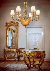 Стильная люстра с 6 белыми плафонами по периметру плафона из янтарного стекла - pos/326